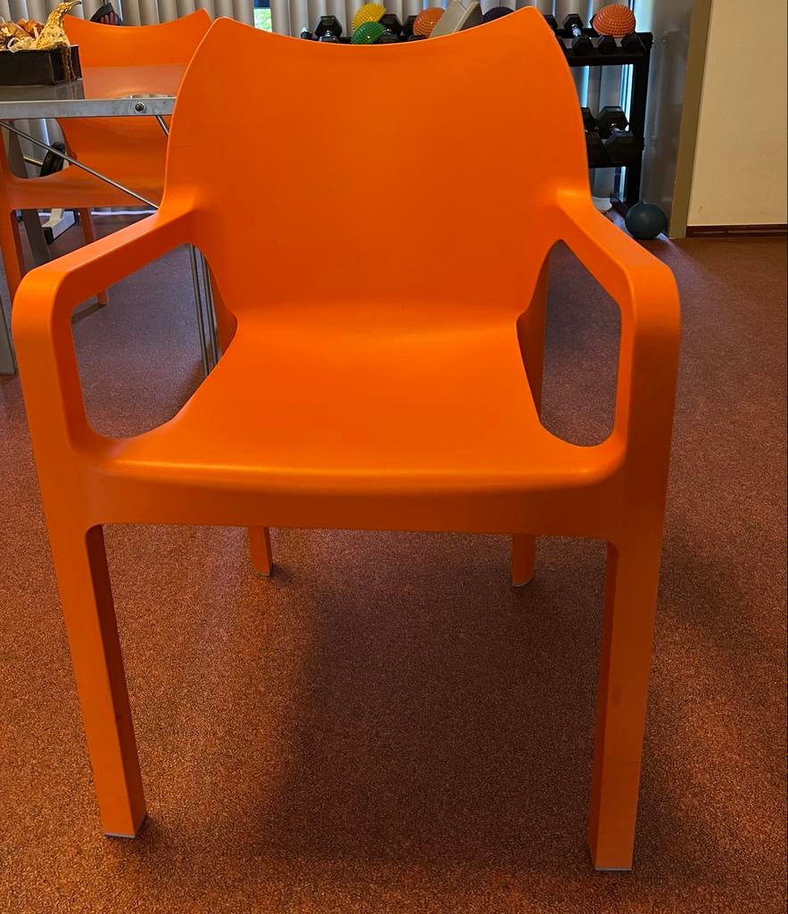 Moderne kunststof stoel - Oranje of Grijs ( 6 stuks), Tuin en Terras, Tuinstoelen, Ophalen, Zo goed als nieuw, Kunststof, Stapelbaar