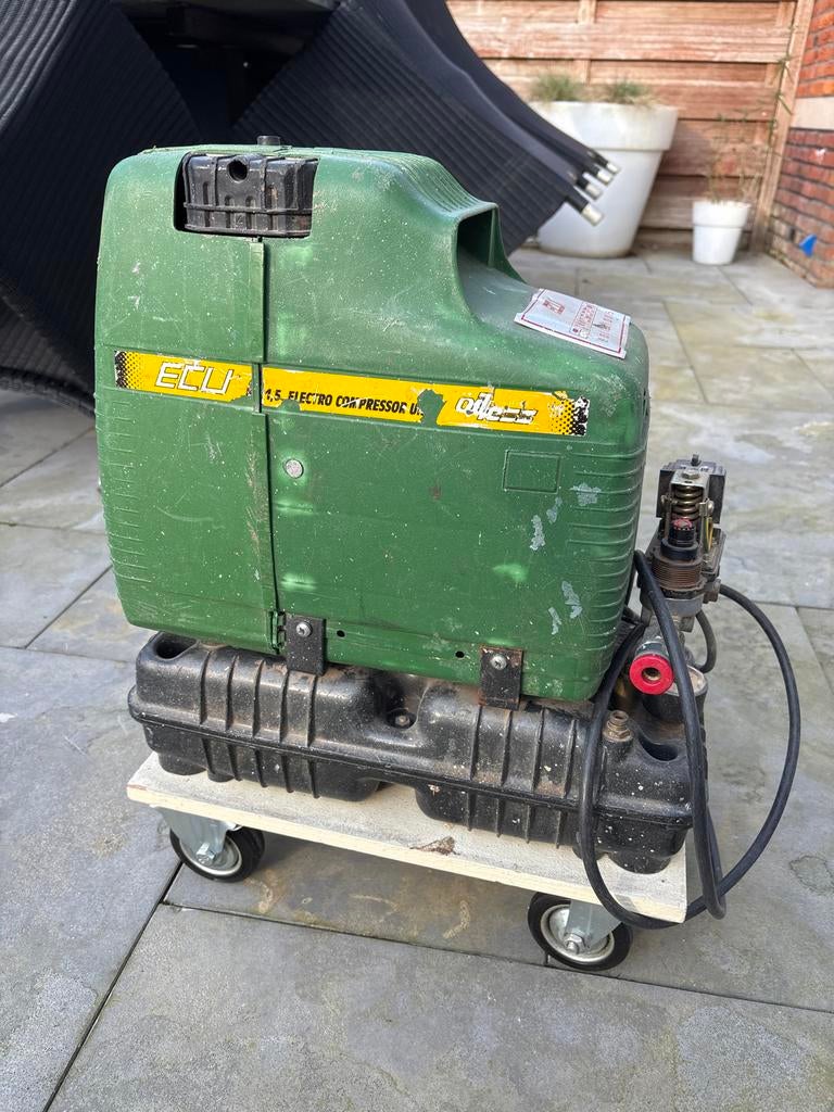 ECU Compressor - Werkt prima, maakt wat geluid, Ophalen, Gebruikt, 6 tot 10 bar, Minder dan 200 liter/min