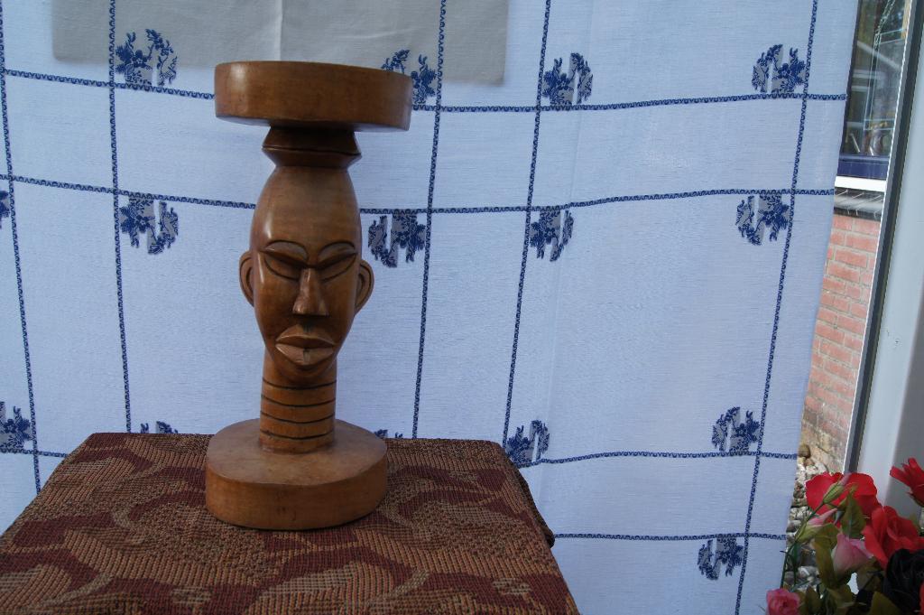 Bijzet tafel ( Houtsnij werk, Ophalen of Verzenden