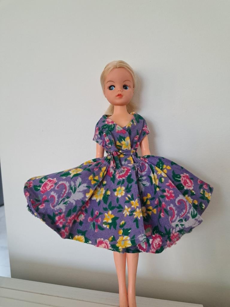 Paarse bloemen jurk voor sindy barbie fleur excl pop, Ophalen of Verzenden, Gebruikt, Kleertjes