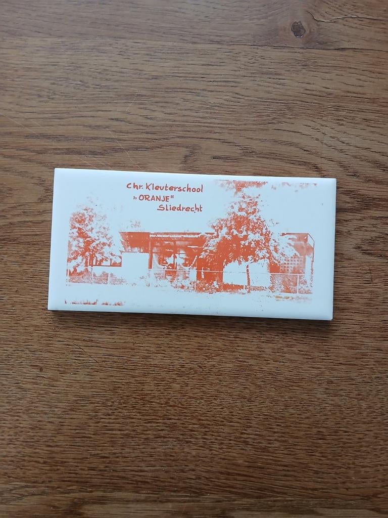 Tegeltje Chr. Kleuterschool "Oranje" Sliedrecht, Antiek en Kunst, Antiek | Wandborden en Tegels, Ophalen of Verzenden
