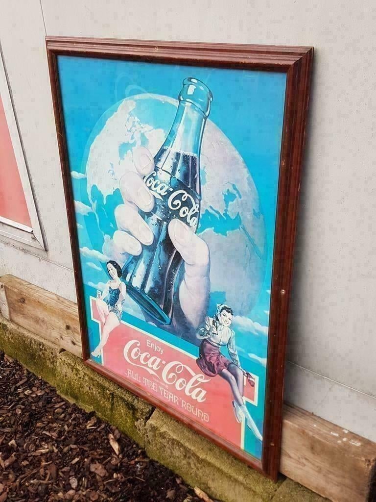 Vintage Coca Cola poster uit 1982, mooi ingelijst., Ophalen, Met lijst, A1 t/m A3, Reclame