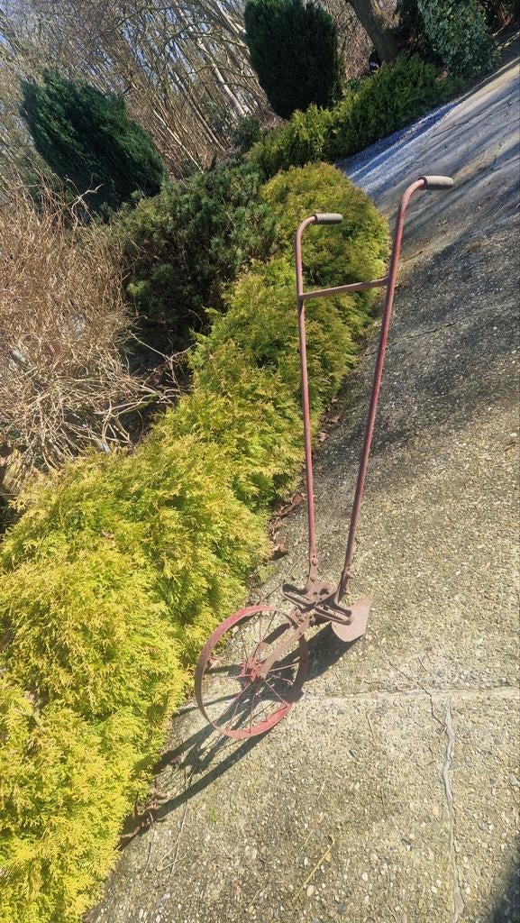 Antieke handploeg / zaaimachine - decoratief tuinornament, Antiek en Kunst, Ophalen of Verzenden