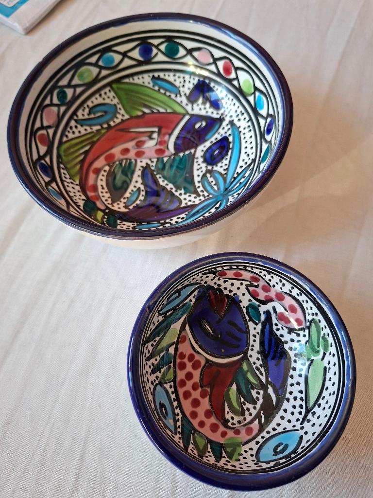 2 schaaltjes met vis decor, rand grootste beetje beschadigd, Huis en Inrichting, Ophalen of Verzenden, Gebruikt