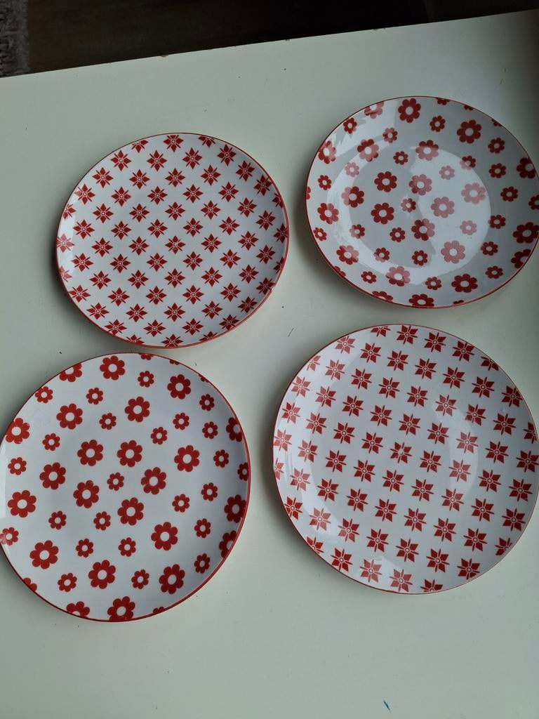 Set van 4 rode en witte borden met loft bloemenpatroon, Gebruikt, Keramiek, Ophalen of Verzenden, Bord(en)