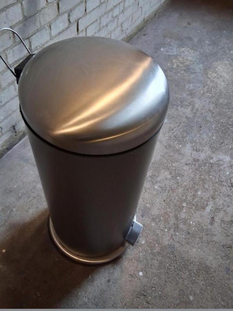 Te koop, Brabanita prullenbak met pedaal functie., Ophalen, Metaal, Met pedaal