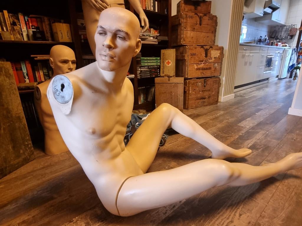 Zittende etalagepop paspop mannequin new john nissen, Ophalen