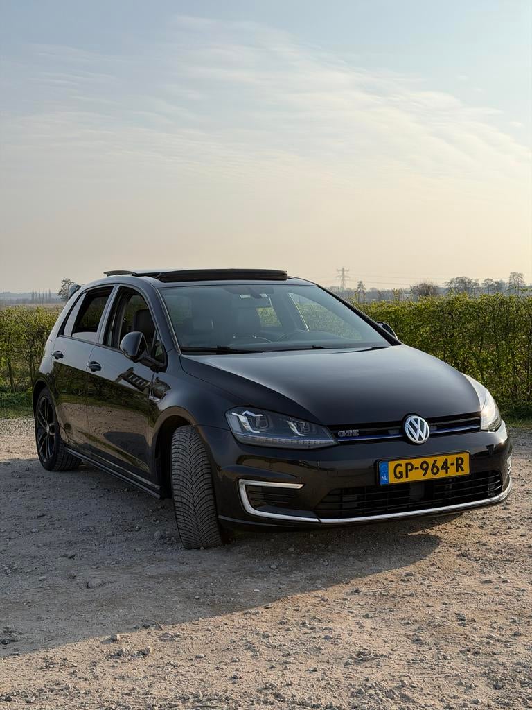 VW Golf GTE 1.4 TSI | Pano | Trekhaak | Plug-in Hybrid, Zwart, 4 cilinders, Zwart, 1395 cc