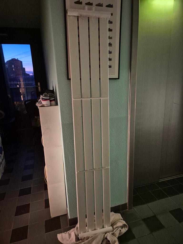 Moderne witte radiator met thermostaatkraan (180x30cm), Ophalen of Verzenden, Minder dan 60 cm, Radiator, 80 cm of meer