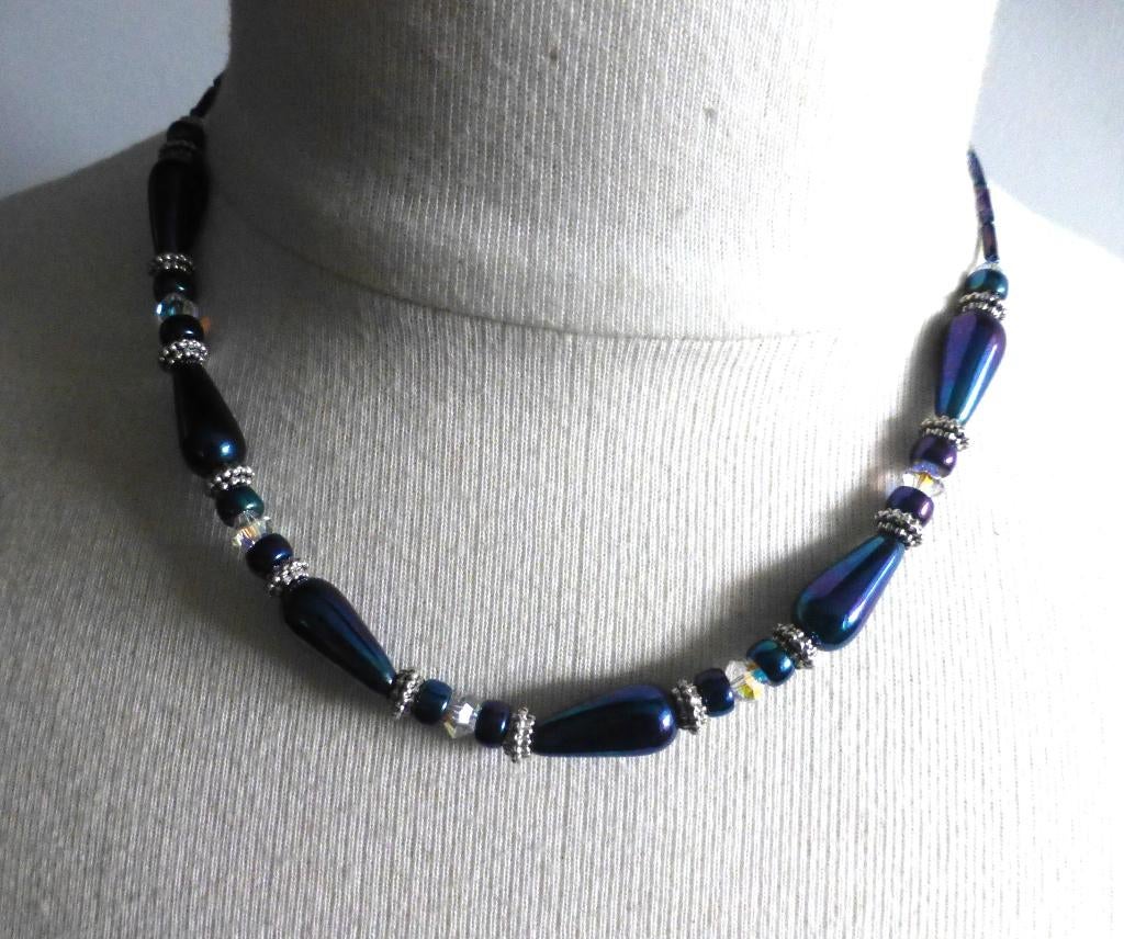 Mooi kettinkje van iriserende glaskralen, Sieraden, Tassen en Uiterlijk, Kettingen, Verzenden, Zo goed als nieuw, Blauw, Overige materialen