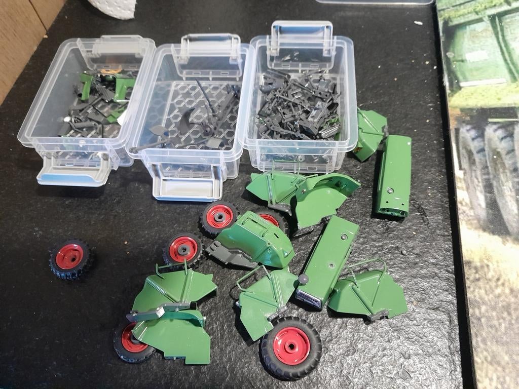 Heleboel onderdelen fendt 100 serie 1:32, Ophalen of Verzenden, Auto, Overige merken