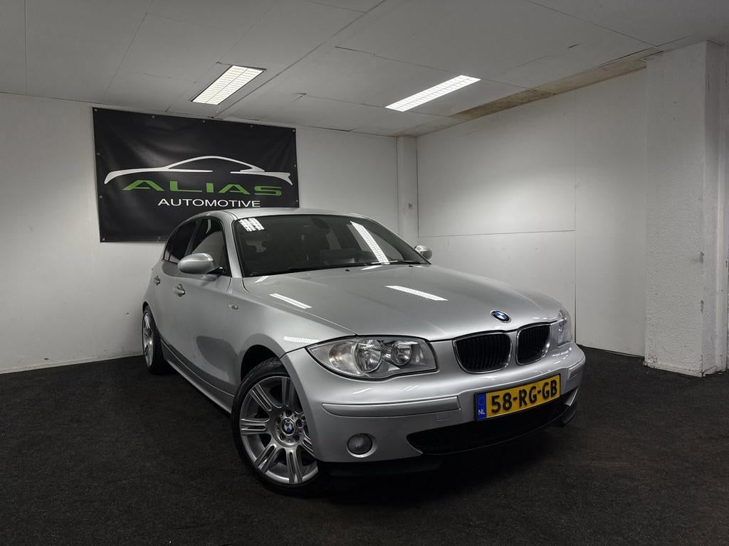 BMW 1-serie BMW 1-serie 118i High Executive - Navi - Carplay, Achterwielaandrijving, 4 cilinders, 129 pk, Origineel Nederlands