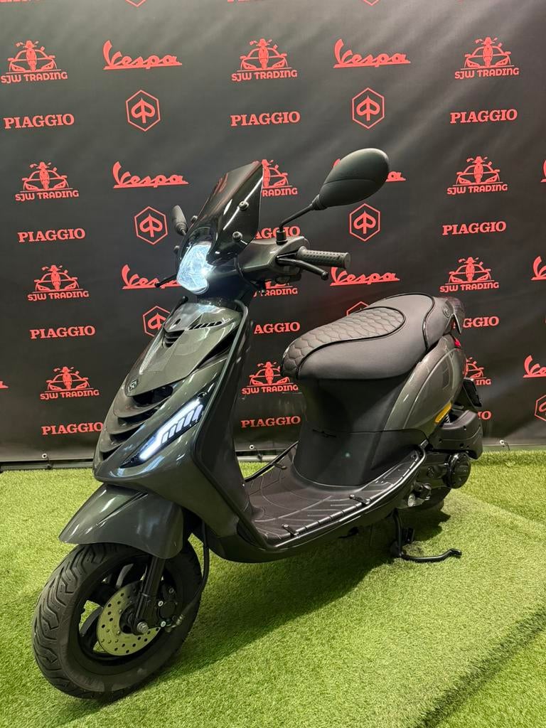 Piaggio Zip 2022 Brom! SP Agaat Grijs / RS Zadel / Garantie!, Fietsen en Brommers, Scooters | Piaggio, Zip, Ophalen of Verzenden