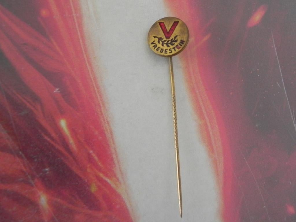 Speldje van het bandenmerk Vredestein, Verzamelen, Speldjes, Pins en Buttons, Ophalen of Verzenden, Gebruikt, Transport, Speldje of Pin