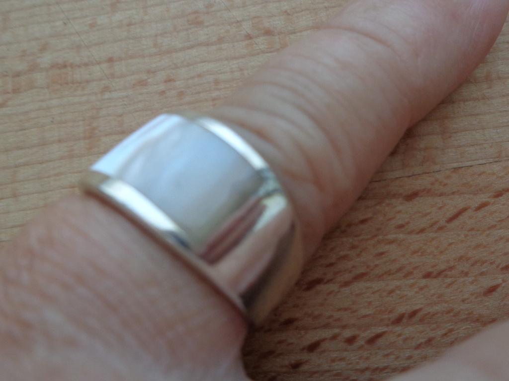 zilveren ring met wit parelmoer [711], Verzenden, Zo goed als nieuw, 17 tot 18, Dame