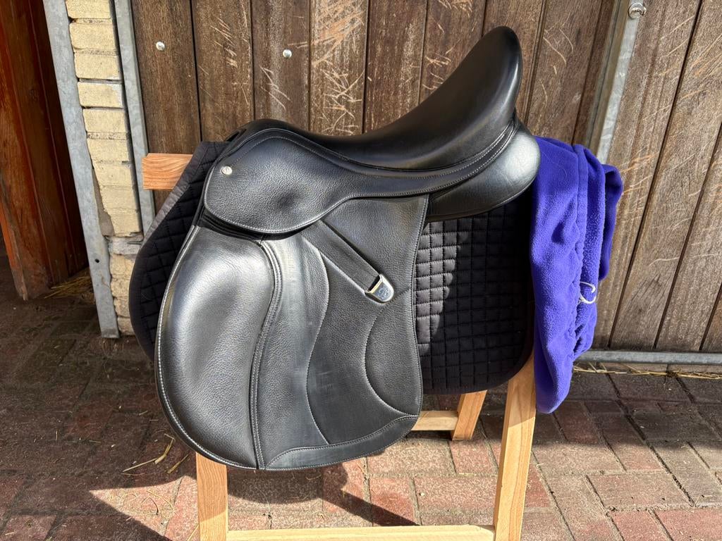 Bates veelzijdigheidszadel 17,5 inch, Dieren en Toebehoren, Paarden en Pony's | Zadels, Ophalen of Verzenden, Zo goed als nieuw