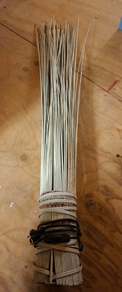 Rotan staande lamp, wit geschilderd, ca. 1 meter hoog, Ophalen of Verzenden, Gebruikt, Overige materialen, 100 tot 150 cm