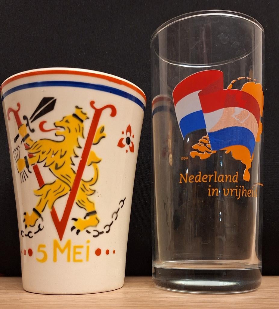 Beker 10 jaar bevrijding, Glas 60 jaar bevrijding. Set #2, Verzamelen, Porselein, Kristal en Bestek, Kop en/of schotel, Porselein