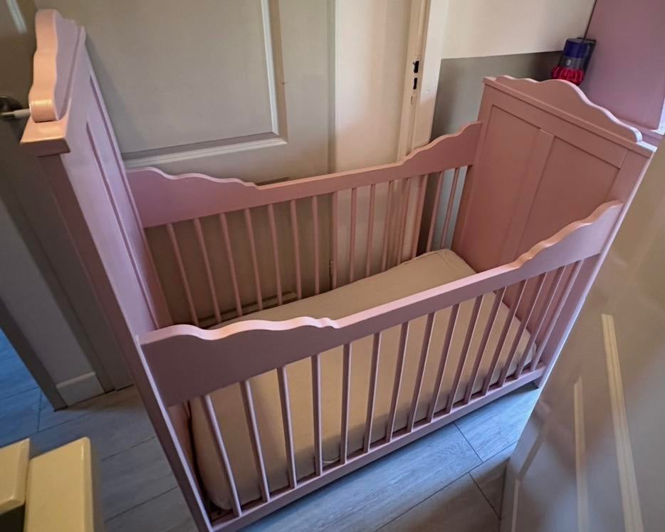 Houten roze ledikant, Kinderen en Baby's, Kinderkamer | Complete kinderkamers, Ophalen, Gebruikt, Jongetje of Meisje