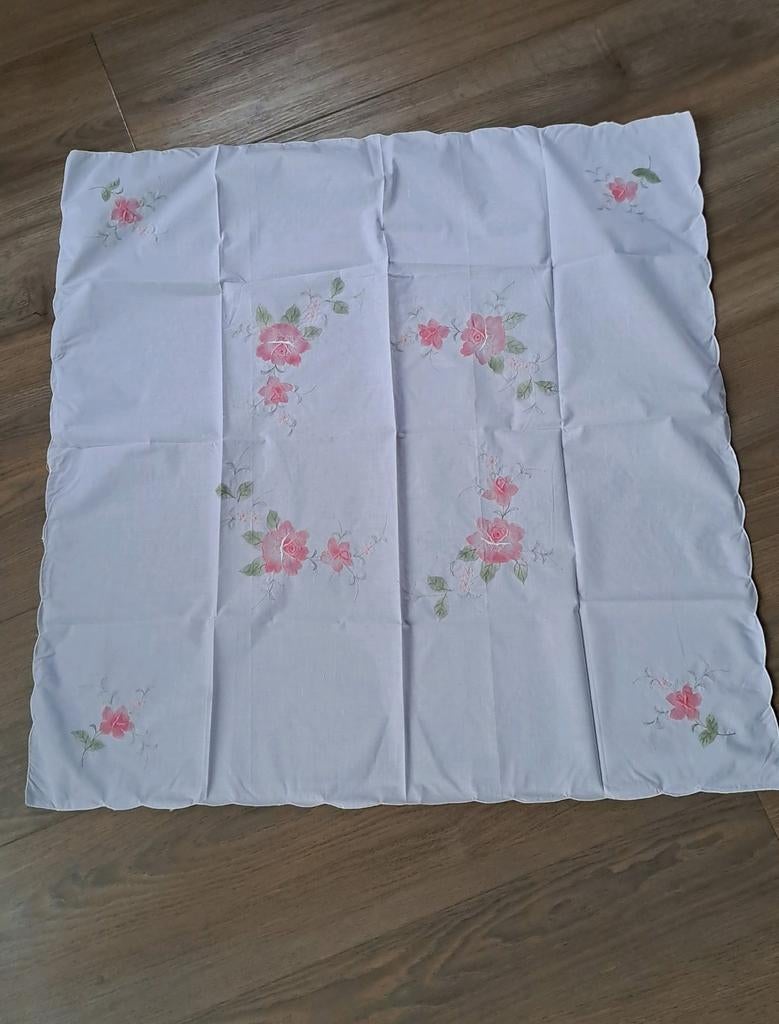 Nieuw Vierkant Tafelkleed met Geborduurde Details 79x79cm, Ophalen of Verzenden, Nieuw, Vierkant, Binnen