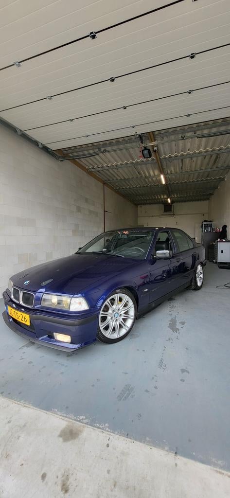 Bmw E36 316i 1995, Achterwielaandrijving, Zwart, 4 cilinders, Leder en Stof