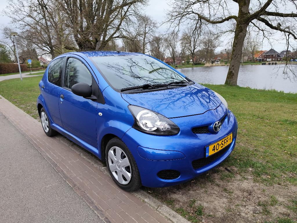 Zuinige Toyota Aygo 1.0 vijfdeurs 2011 airco metallic blauw, Voorwielaandrijving, Euro 5, Zwart, 68 pk