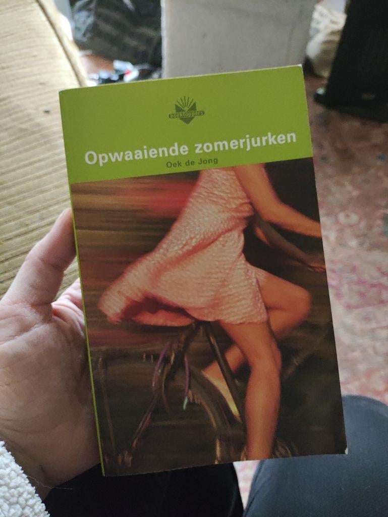 Opwaaiende zomerjurken - Oek de Jong, Ophalen of Verzenden, Gelezen