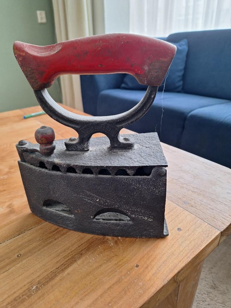 antieke ijzeren strijkijzer met houten handvat, Antiek en Kunst, Antiek | Gereedschap en Instrumenten, Ophalen of Verzenden