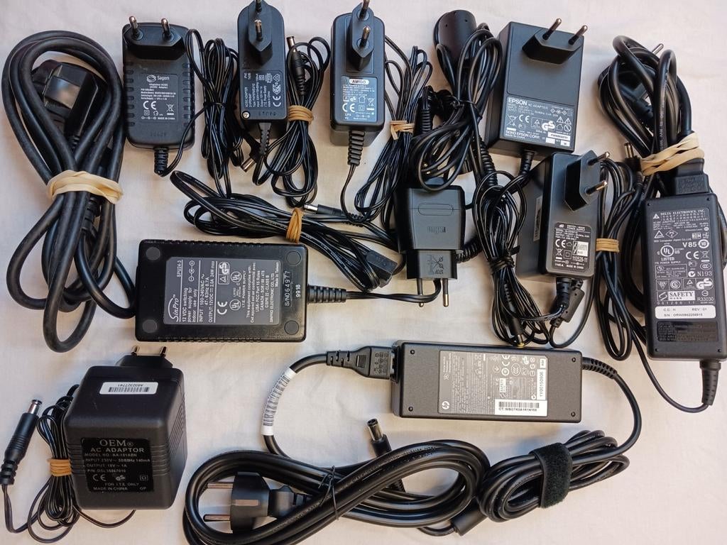 KIES 5 stuks ● VOEDING - ADAPTERS ● Met diverse SPANNINGEN, Verzenden, Zo goed als nieuw