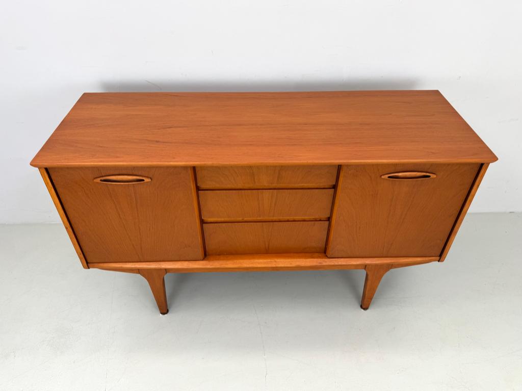 Vintage dressoir Jentique SALE., Huis en Inrichting, Kasten | Dressoirs, 100 tot 150 cm, Verzenden, Teakhout, Zo goed als nieuw