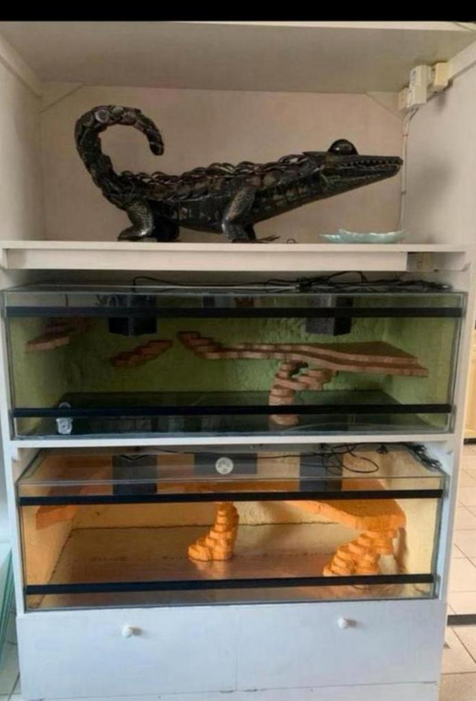 Stevig terrariummeubel met 2 terrariums, Ophalen, Gebruikt