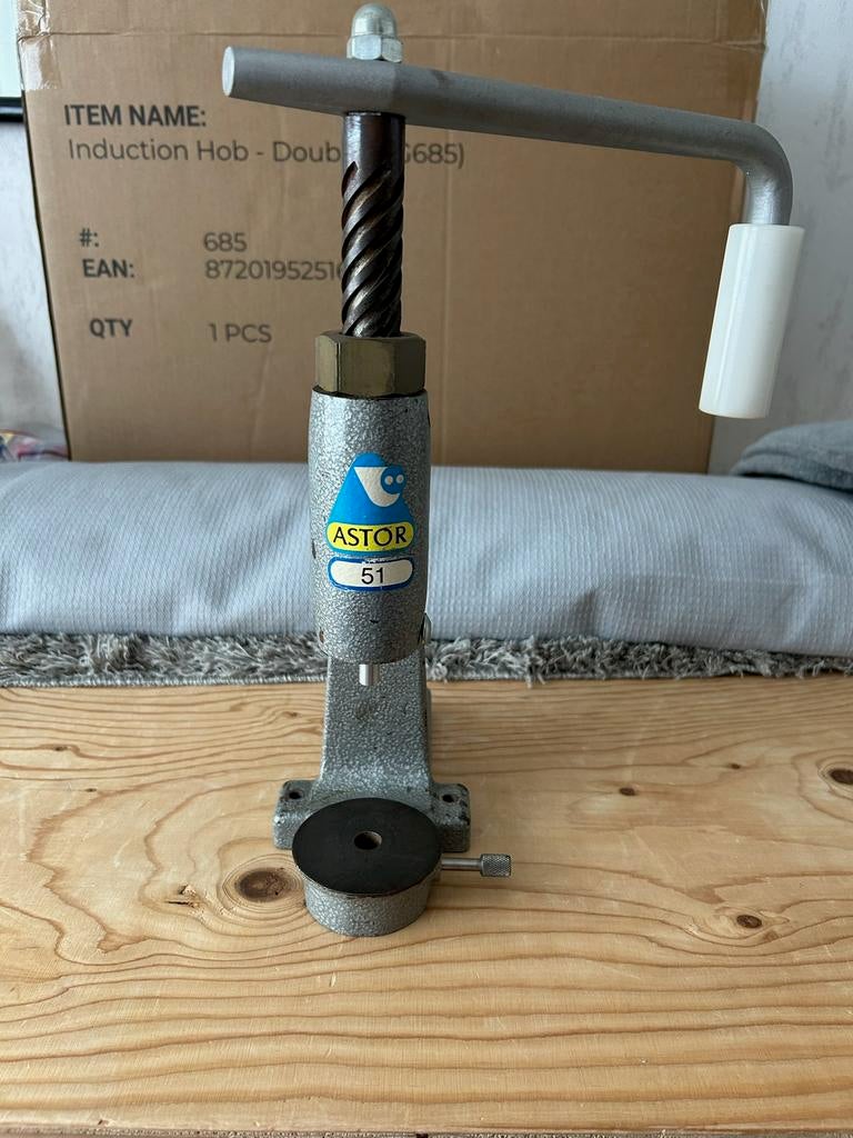 Knopenmachine astor 51, Gebruikt, Industrieel, Toebehoren, Ophalen