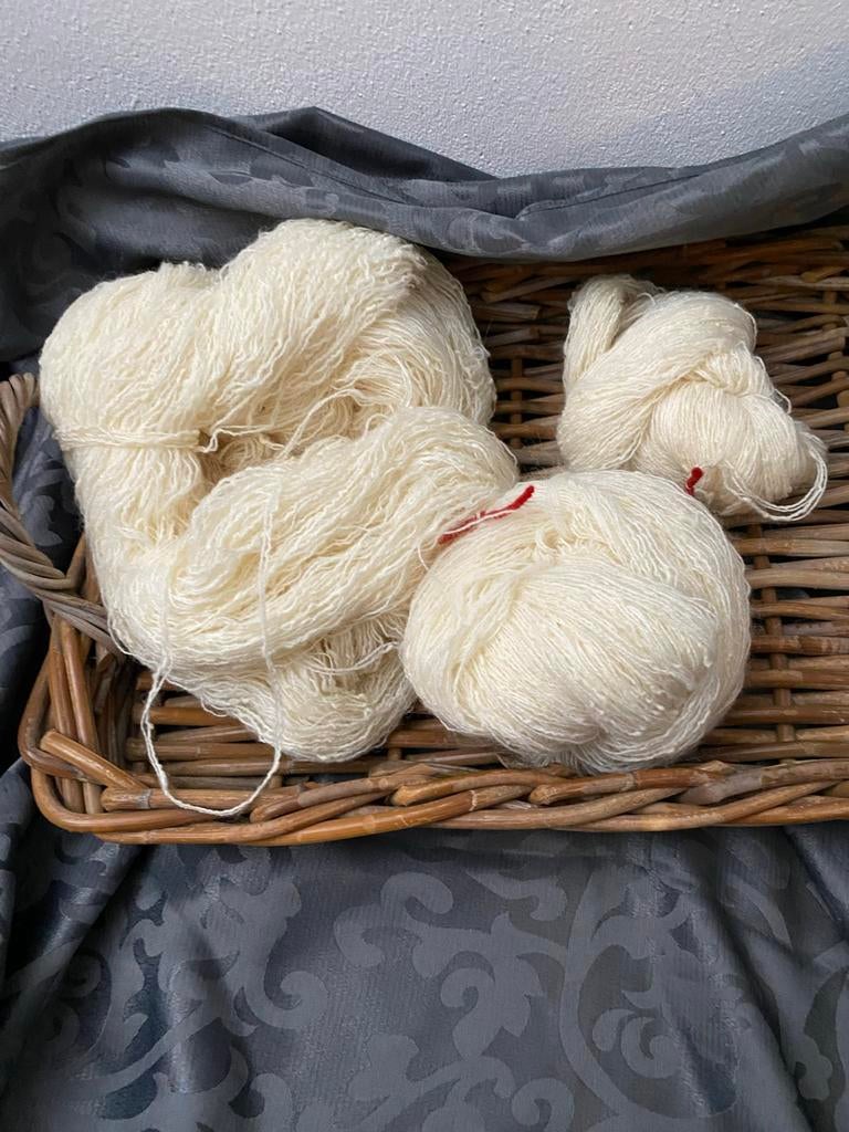 Natuurlijke wol van Nederlands schaap, fijn getwijnd, Hobby en Vrije tijd, Breien en Haken, Ophalen of Verzenden, Nieuw, Breien of Haken