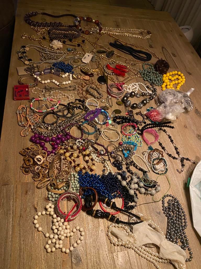 Een tafel vol vingers sieraden, Ophalen of Verzenden