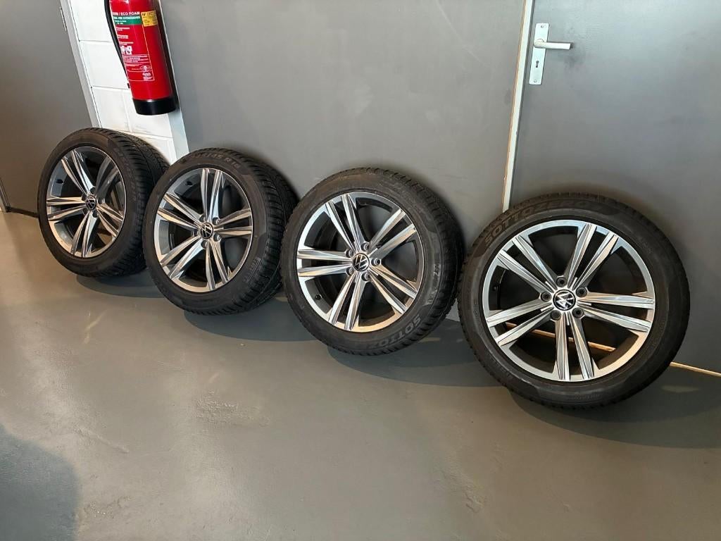 Volkswagen 18 inch Sebring origineel + winterbanden Pirelli, 18 inch, Banden en Velgen, Personenwagen, Gebruikt