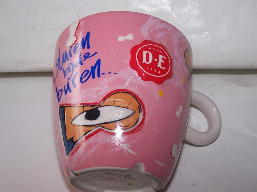 DE gluren bij de buren mok. Hoogte 9 cm., Ophalen of Verzenden, Zo goed als nieuw, Overige stijlen, Kop(pen) en/of Schotel(s)