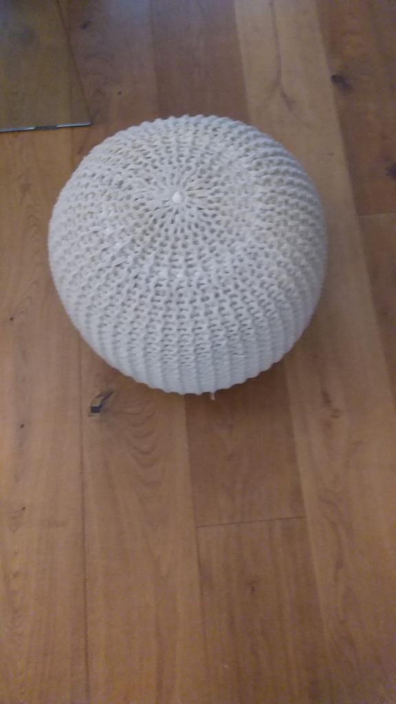 Leuke ronde poef - gebreid, Huis en Inrichting, Banken | Voetenbanken en Poefen, Ophalen, Minder dan 50 cm, Rond, Minder dan 50 cm