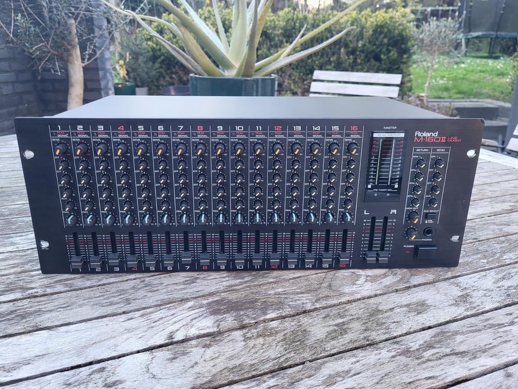 ROLAND M-160 mkII, Ophalen of Verzenden, Gebruikt, 10 tot 20 kanalen, Microfooningang
