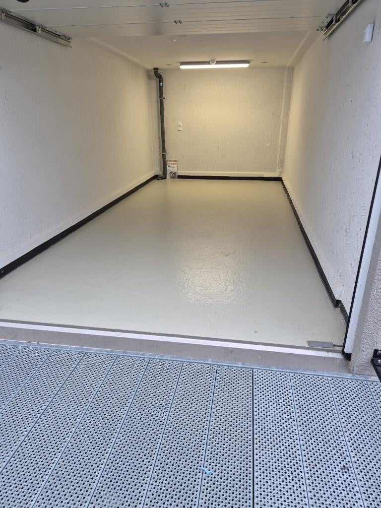 GARAGEBOX TE KOOP 18M2 IN PARK HEINENOORD ALS BELEGGING, Zuid-Holland