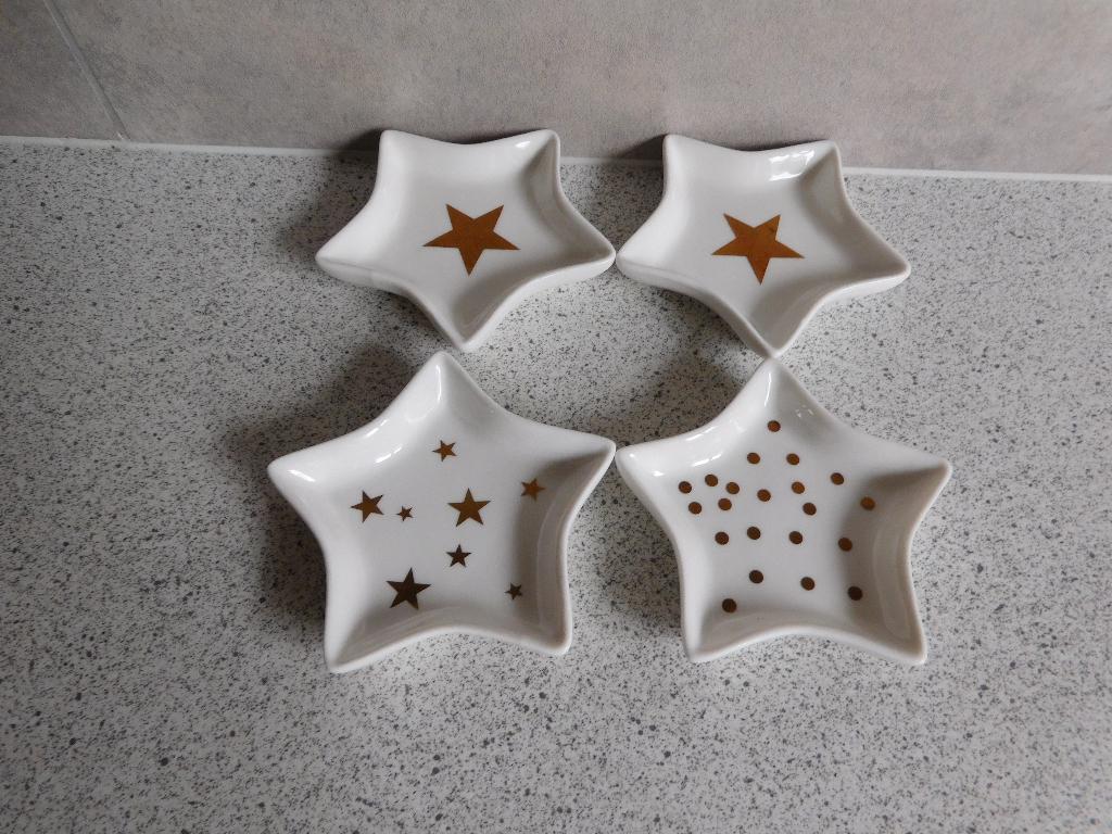 4x Bord 10x8 cm. Stervorm Goudkleurig Ster en Stip, Ophalen of Verzenden, Zo goed als nieuw, Bord(en), Overige stijlen