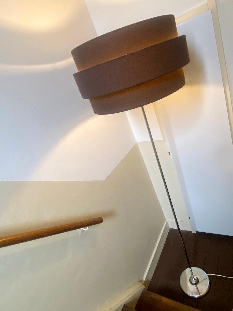 Zeer hoge vintage vloerlamp met bruine gelaagde lampenkap, Huis en Inrichting, Lampen | Vloerlampen, Gebruikt, 200 cm of meer