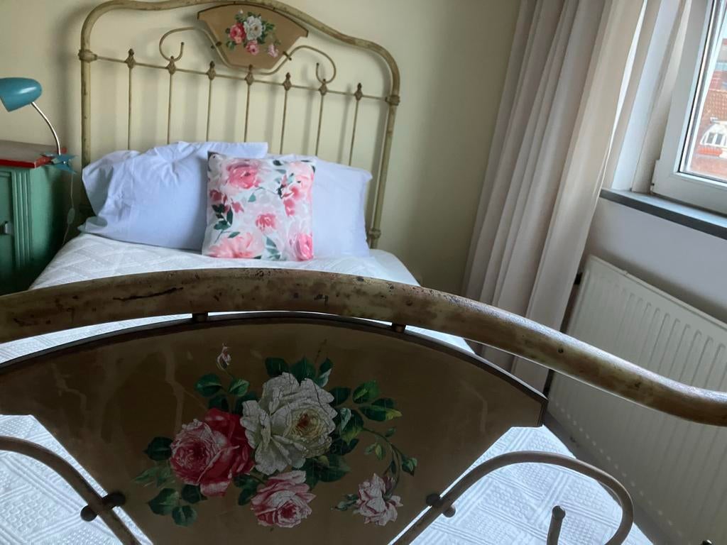 Priijs verlaagd: Vintage Frans metalen bed met rozen, Antiek en Kunst, Antiek | Meubels | Bedden, Ophalen