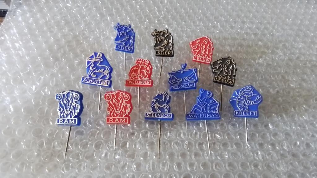 12 verschillende speldjes sterrenbeelden, Verzamelen, Ophalen of Verzenden, Zo goed als nieuw, Overige onderwerpen