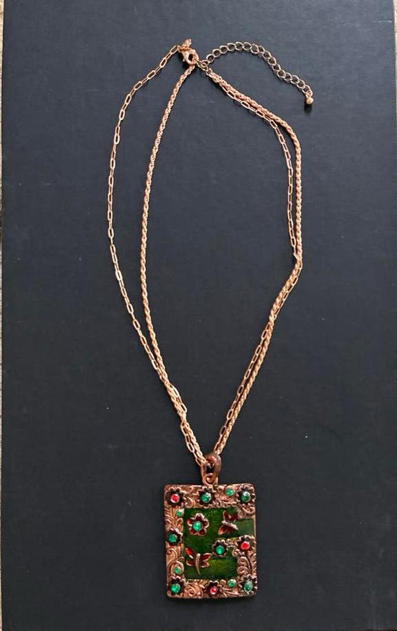 Koperkleurige ketting met groene en rode stenen hanger, Overige materialen, Ophalen of Verzenden, Zo goed als nieuw, Met edelsteen