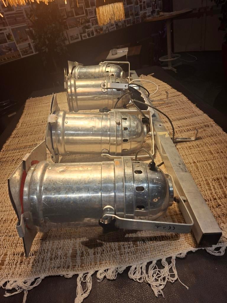 Industriële theaterspots met ophangsysteem, Ophalen