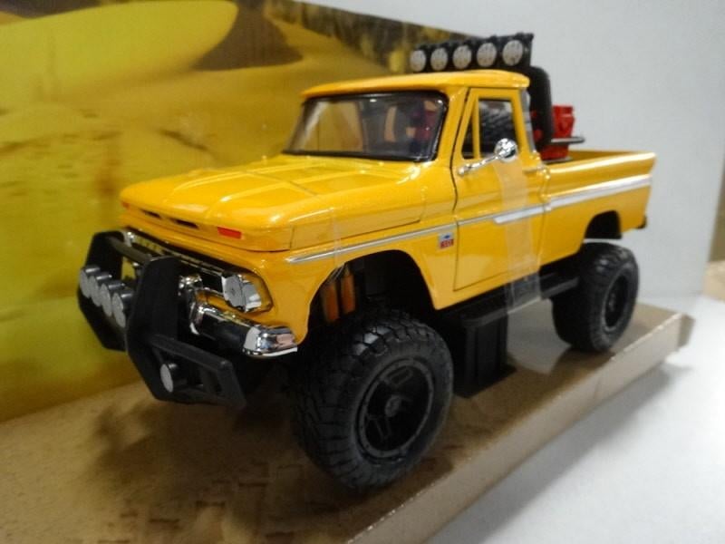 Chevrolet C10 Fleetside 1966 Pickup Off Road Geel 1:24, Ophalen of Verzenden, Nieuw, Auto, Motormax