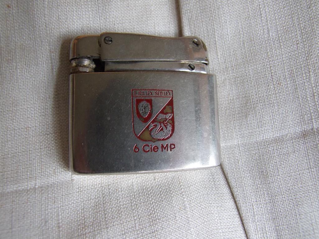 Zeldzame aansteker MP Belgie van kort na de 2e wereldoorlog, Ophalen of Verzenden, Landmacht, Duitsland, Embleem of Badge