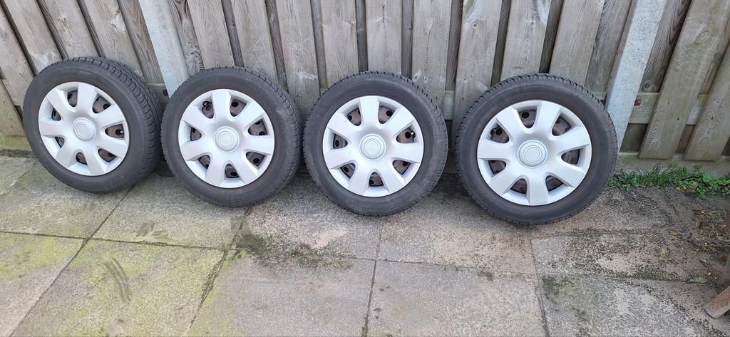 Set zomerbanden met wieldoppen - 195/65 R15, Auto-onderdelen, Gebruikt, 15 inch, Banden en Velgen, Ophalen of Verzenden
