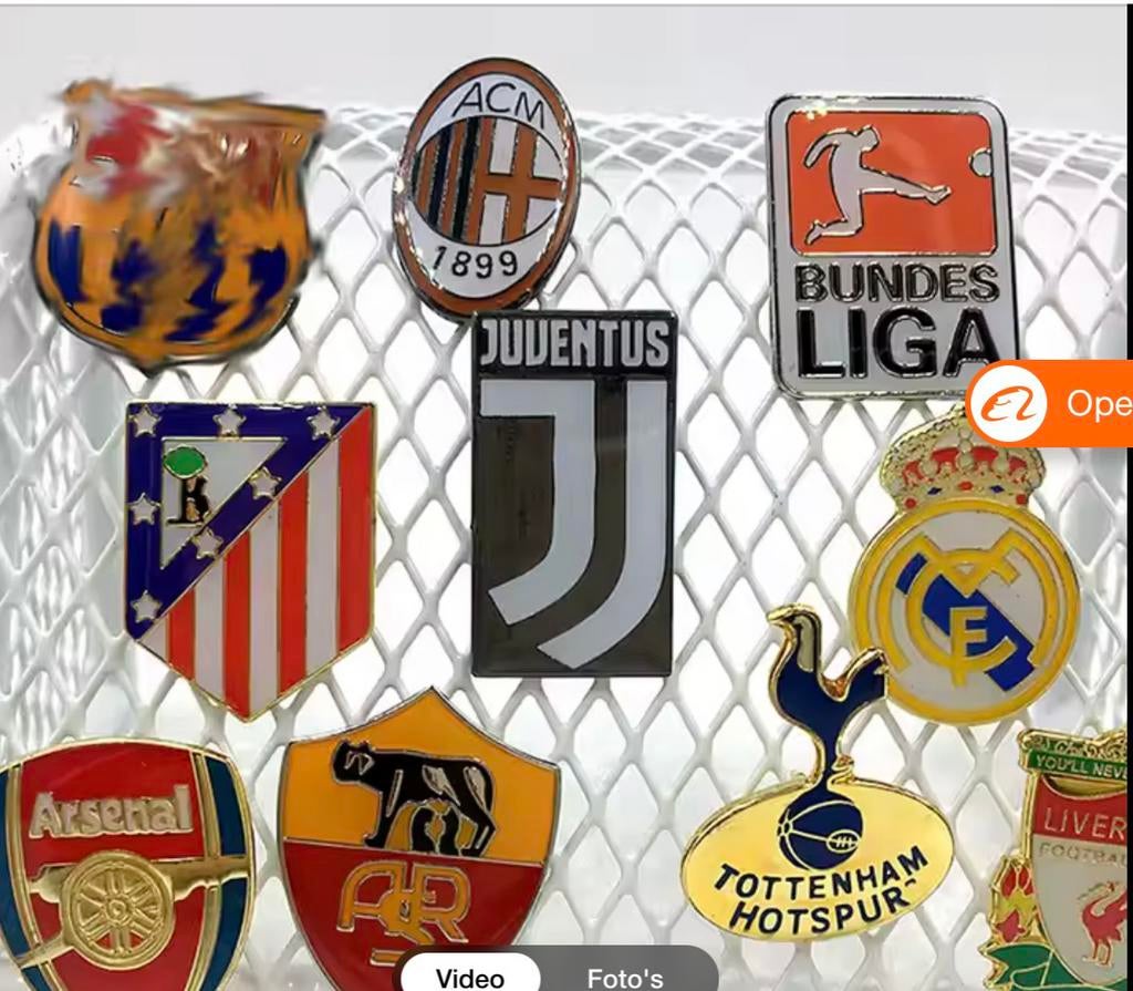 Gezocht voetbal pins, Verzamelen, Speldjes, Pins en Buttons, Ophalen of Verzenden, Zo goed als nieuw, Sport, Speldje of Pin