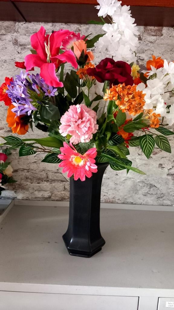 Grote zwarte vaas met fleurige kunstbloemen, Overige materialen, 50 tot 75 cm, Zwart, Ophalen of Verzenden